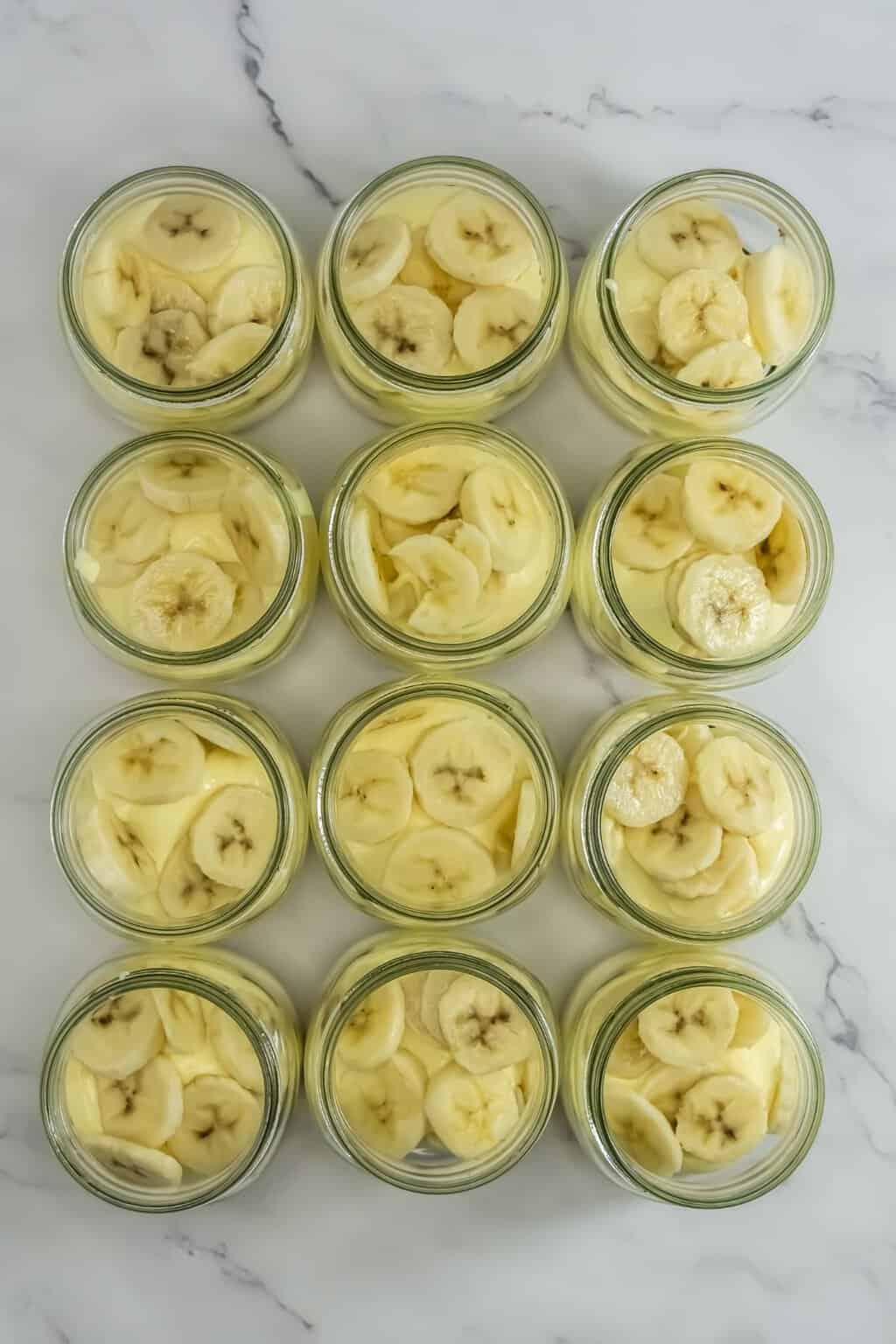 Topping pudding with banana slices.