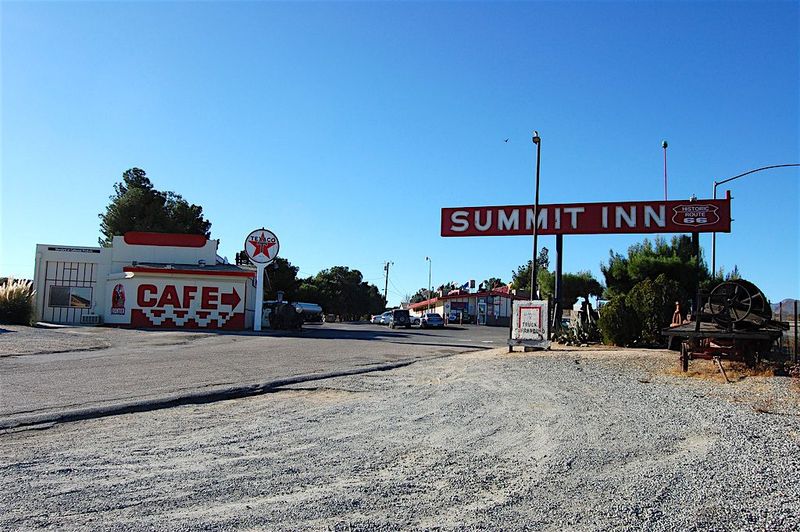 Summit Inn (Oak Hills, California)