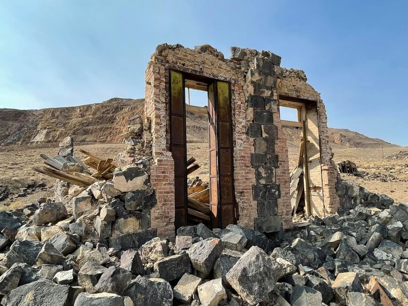 Candelaria: Ruins Under Desert Skies