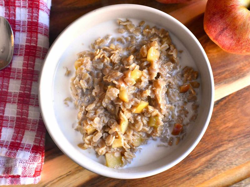 Oatmeal with Flaxseeds & Apples