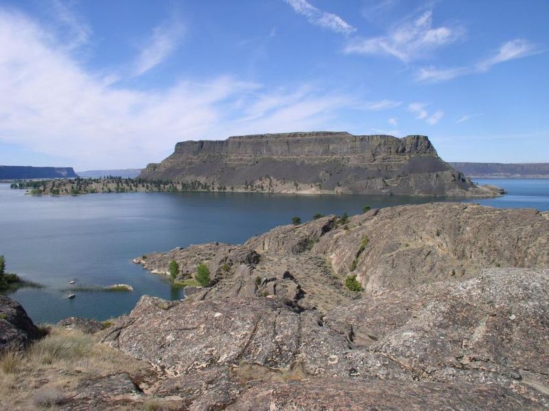 Banks Lake: Dramatic Cliffs and Fishing Heaven
