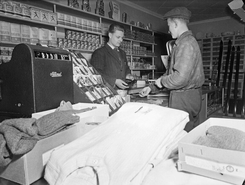 1950s Aisles Filled with Canned Goods