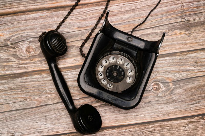 Using A Rotary Phone To Make Calls