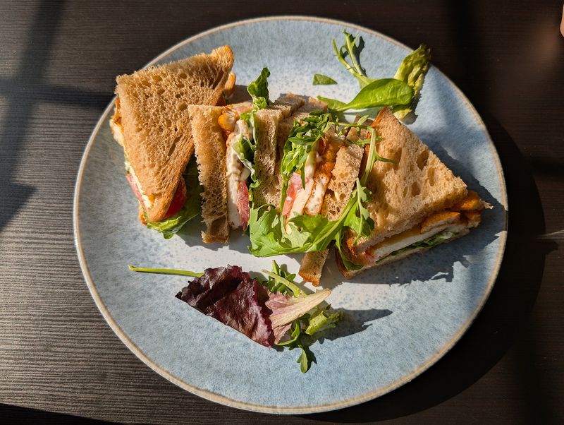 Halloumi HLT (Halloumi–Lettuce–Tomato)
