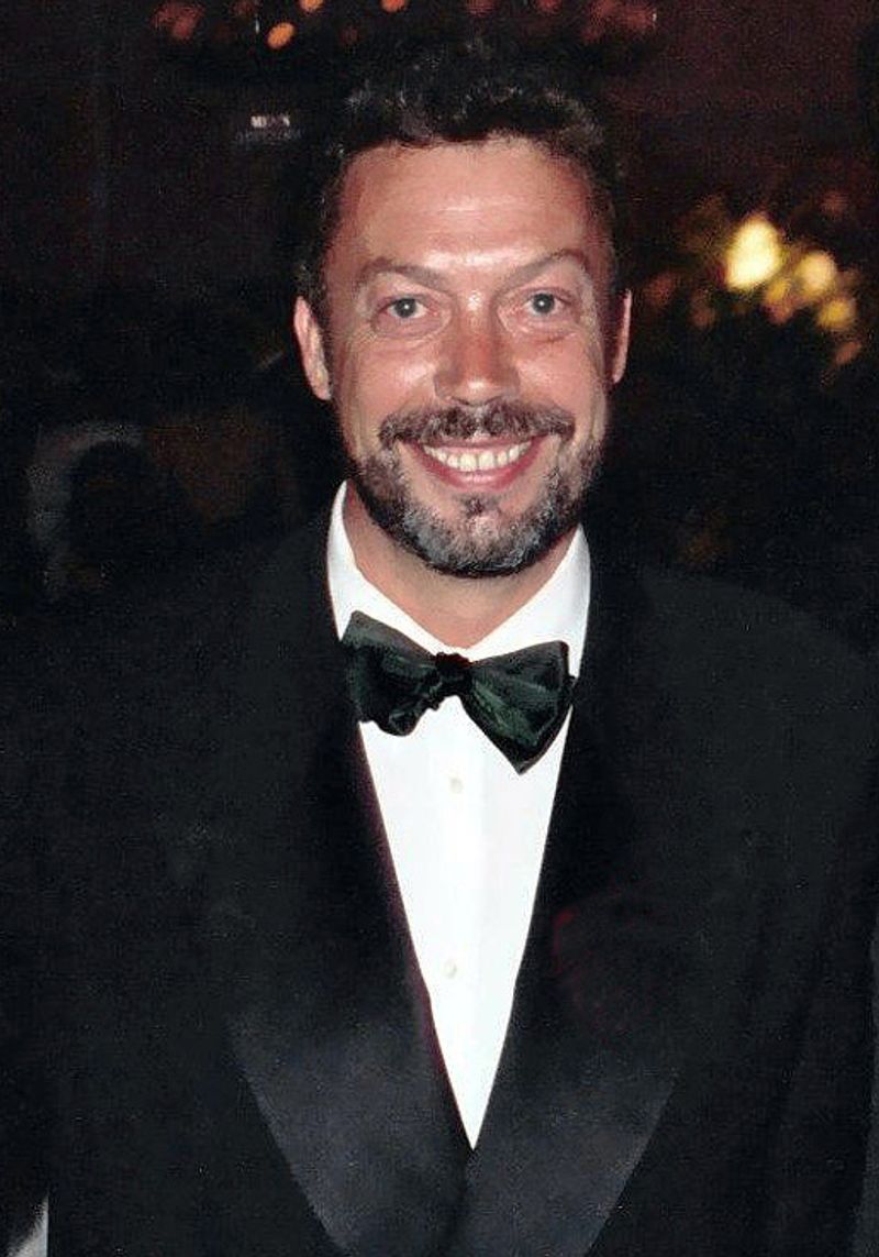 Tim Curry – Pennywise (It)