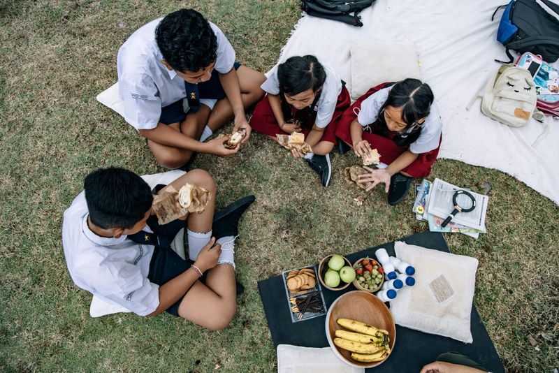 Sharing Snacks Earns Instant Friends
