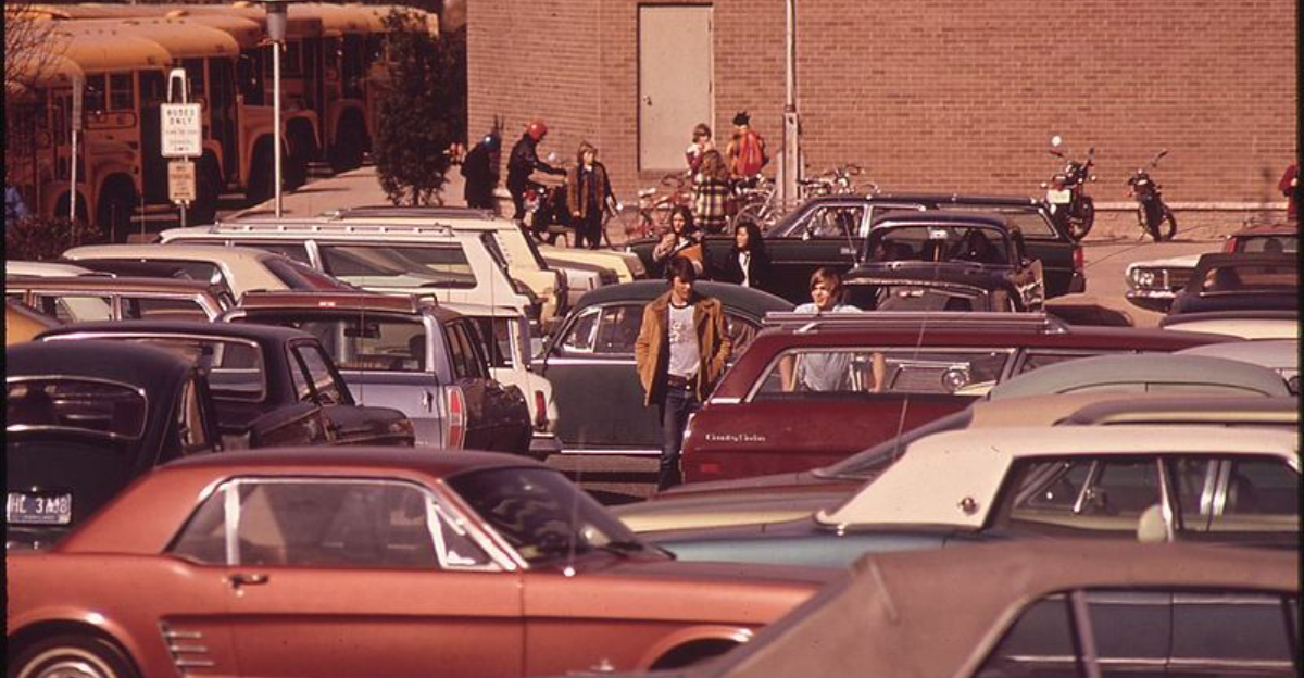 Photographs Capturing 1970s Social Life In Parking Lots