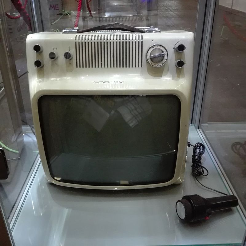 Bulky Wood-Console TVs Became Slim Flat-Panel Screens