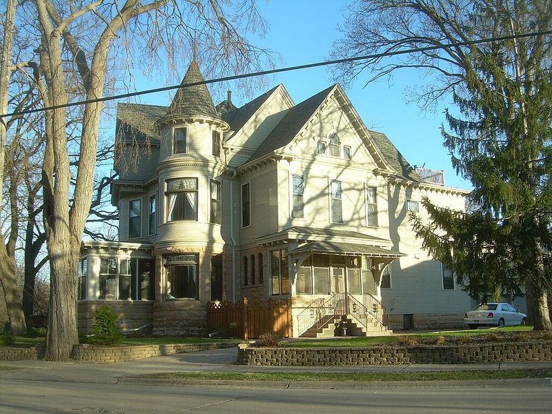 The Mary Tyler Moore Show - Mary's Victorian Apartment Enigma