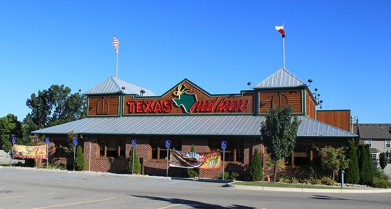 Texas Roadhouse – Fresh-Baked Rolls with Cinnamon Butter