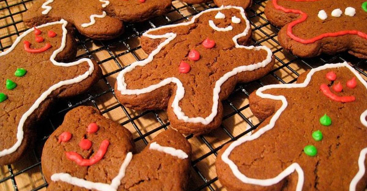 23 Timeless Vintage Christmas Desserts Worth Baking Again