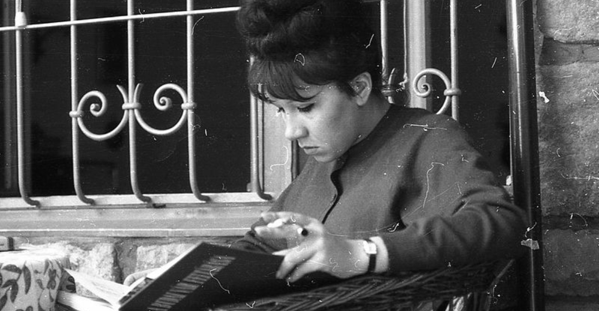 ’70s Rules For Women That Look Wild Through Modern Eyes