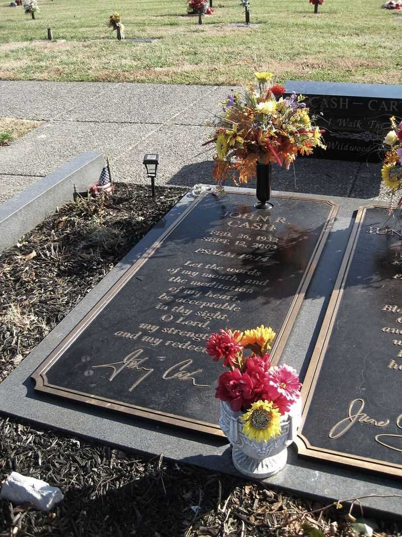 Johnny Cash (Hendersonville Memory Gardens, Tennessee)
