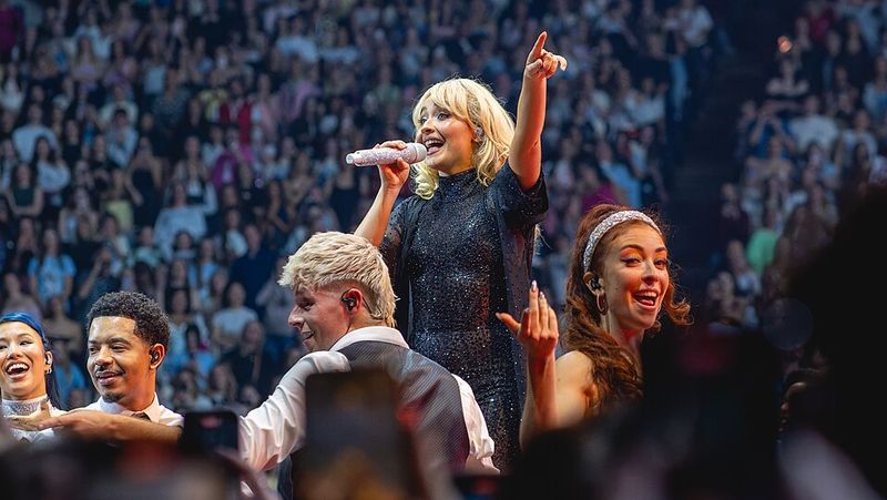 Sabrina Carpenter & Nancy Cartwright – Niece And Aunt