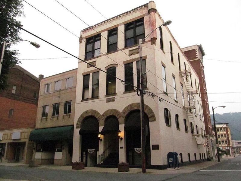 Pittsburgh's Quieter Neighbor