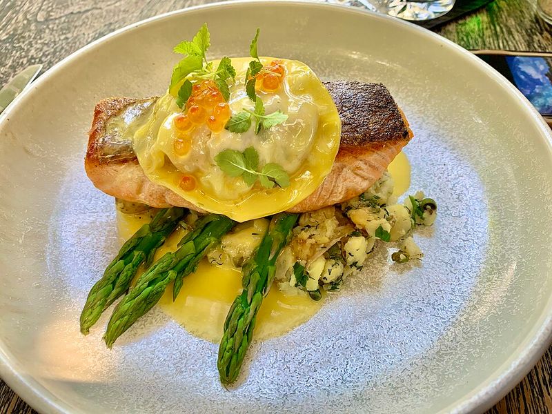 Pan-Seared Salmon Fillet With Asparagus & Broccoli