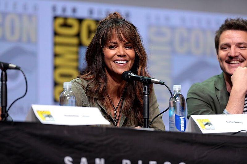 Halle Berry - Living Dolls