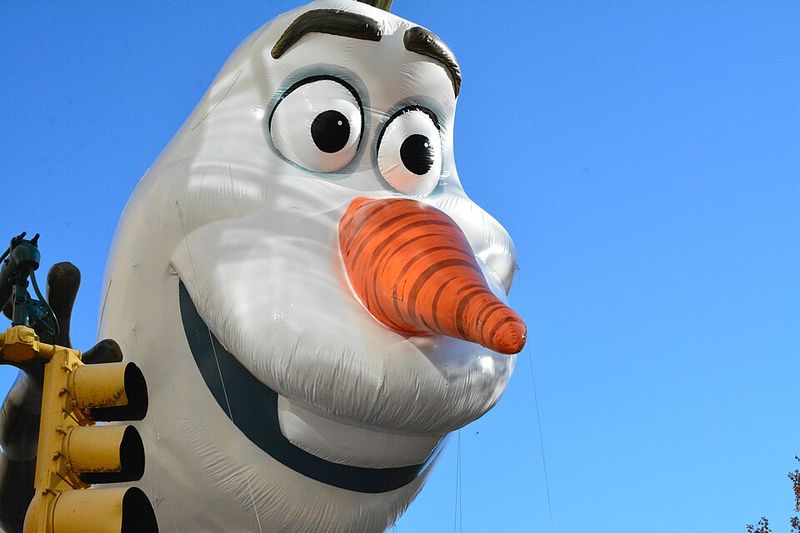 Olaf Dreams About Melting In Summer
