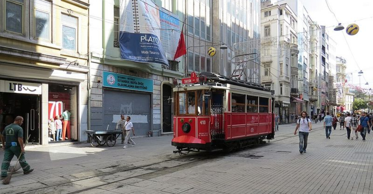 25 Iconic Streets Every Traveler Dreams Of Exploring