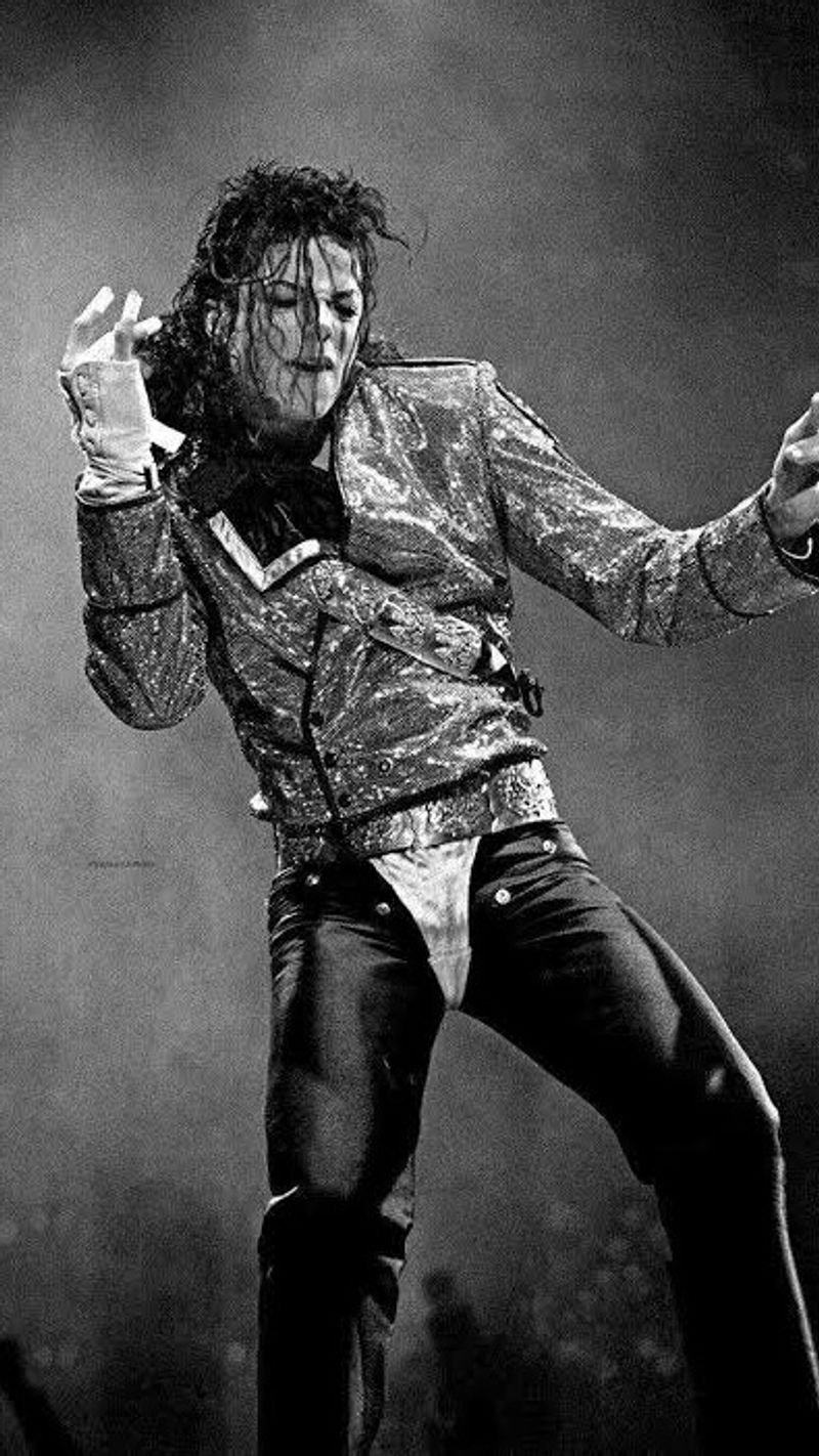 She Was More Like a Beauty Queen from a Movie Scene – Billie Jean (Michael Jackson)