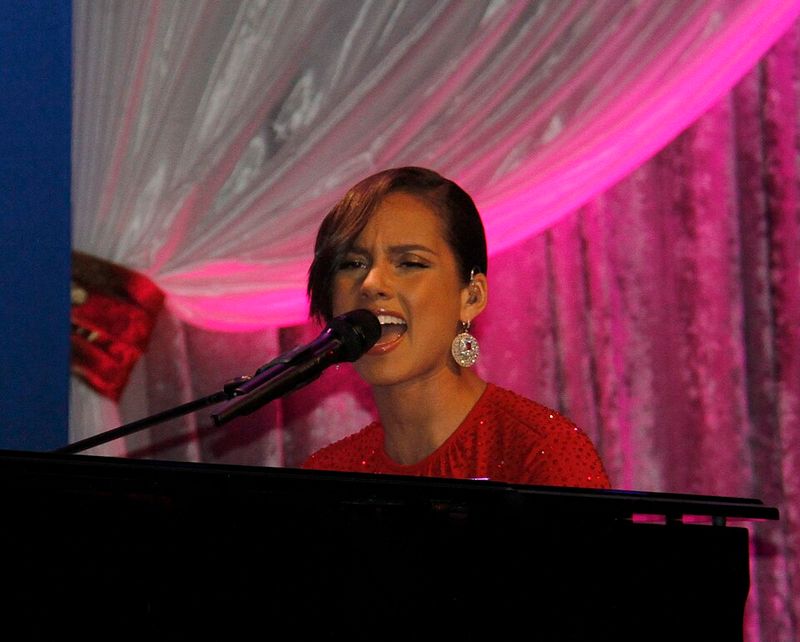 Alicia Keys – Santa Baby (2022)