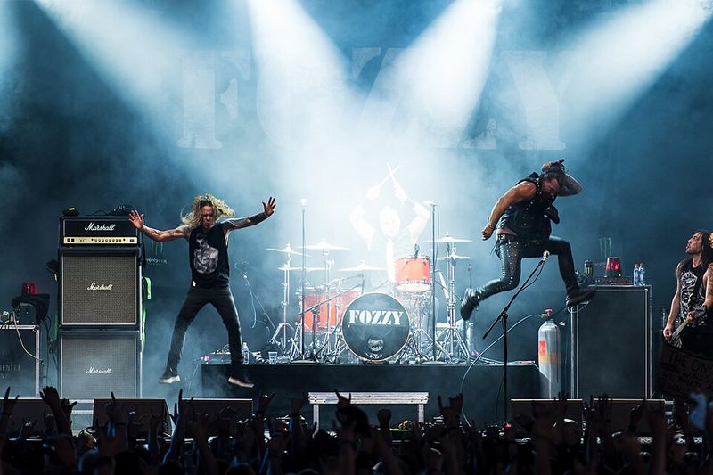 Holding Out for a Hero – Fozzy (Bonnie Tyler)