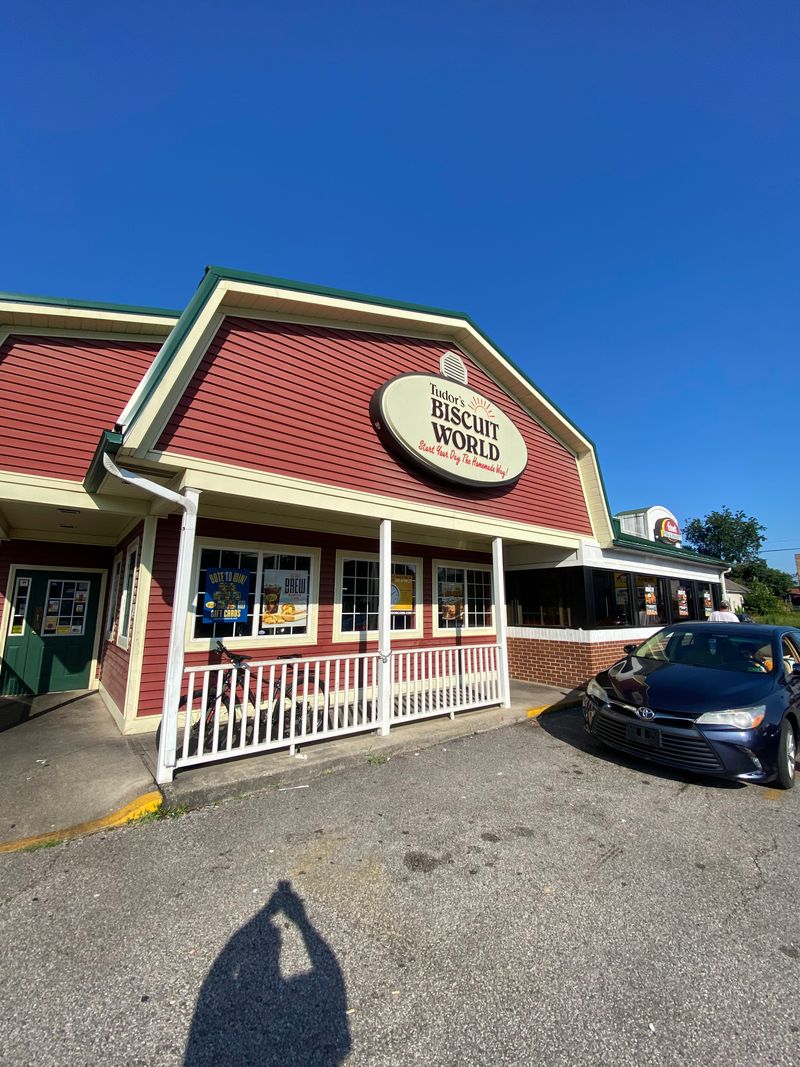 West Virginia: Tudor's Biscuit World in Charleston