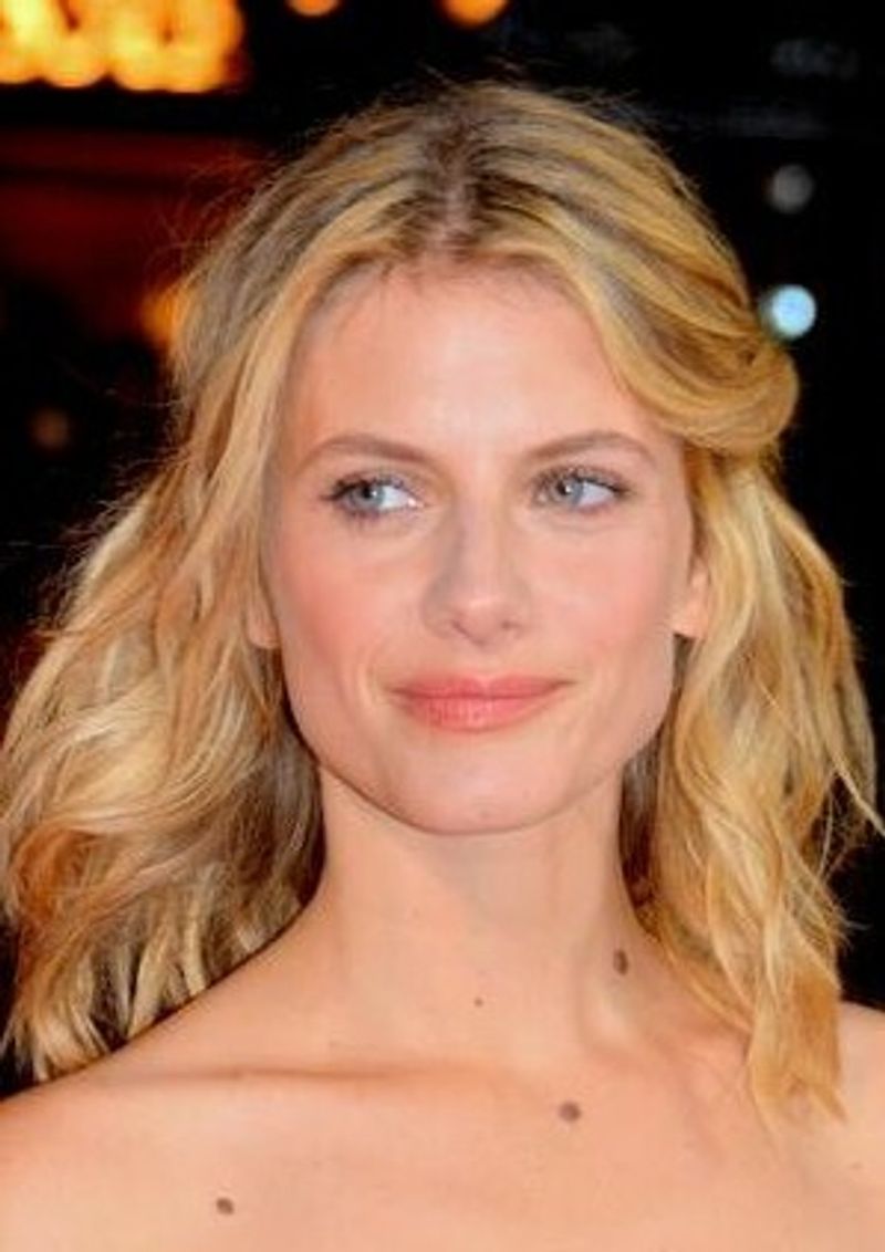 16. Oxygen (2021) - Mélanie Laurent