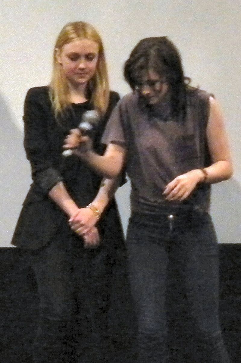 Dakota Fanning and Kristen Stewart (Twilight films)