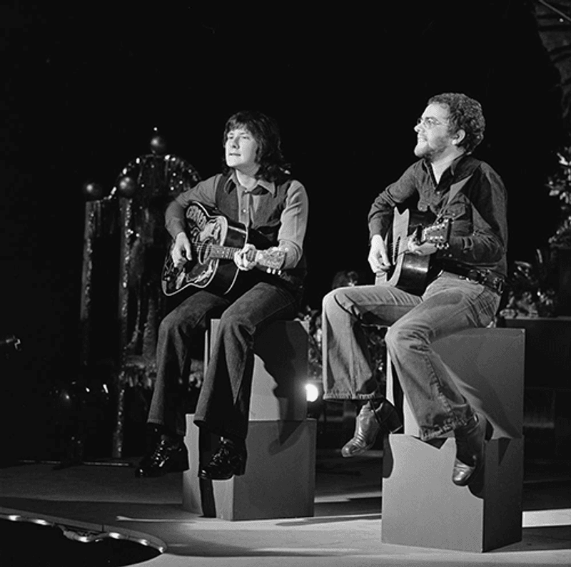 Stuck in the Middle with You by Stealers Wheel