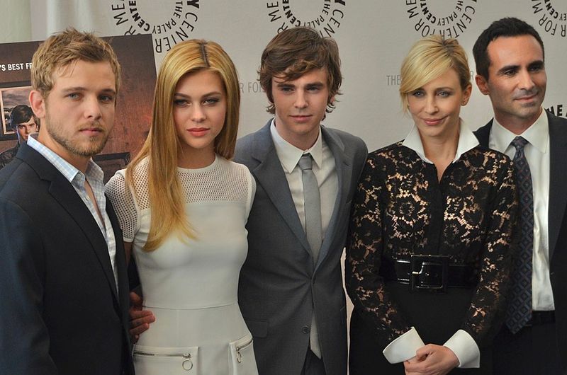 Vera Farmiga And Freddie Highmore In Bates Motel