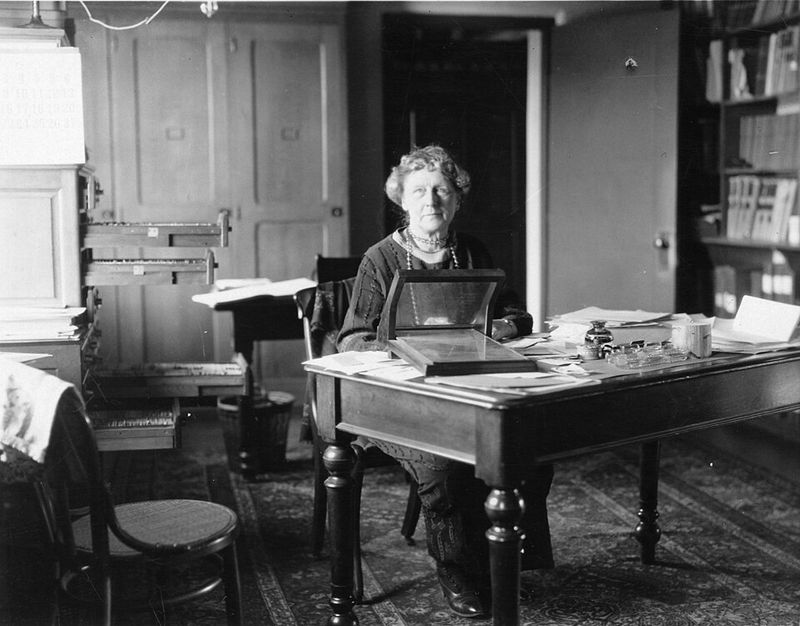 Annie Jump Cannon - Stellar Classification Standardization