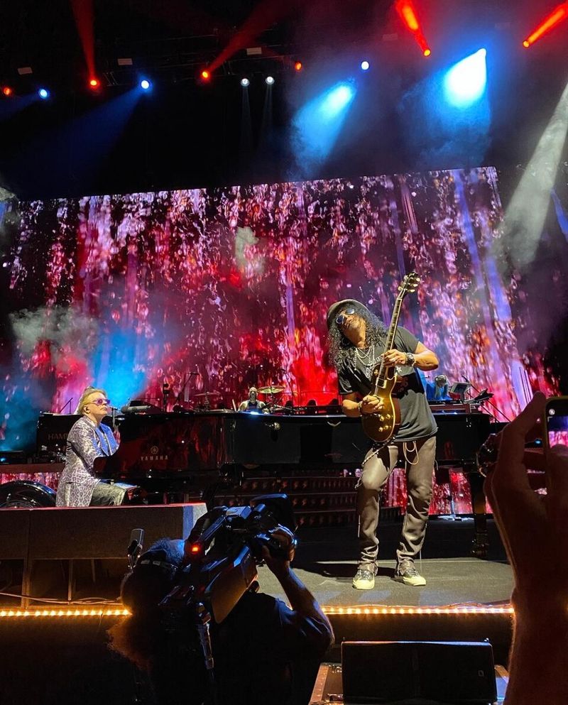 Guns N' Roses - Axl Rose Vs Slash