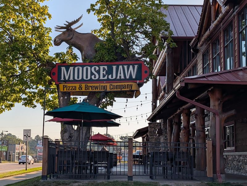 Moosejaw Pizza & Dells Brewing Co.