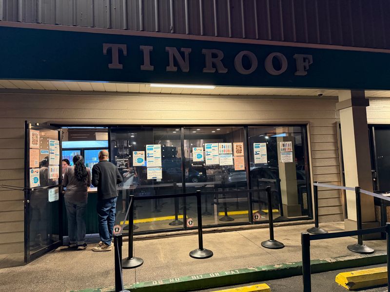 Places To Eat: Tin Roof (Kahului)