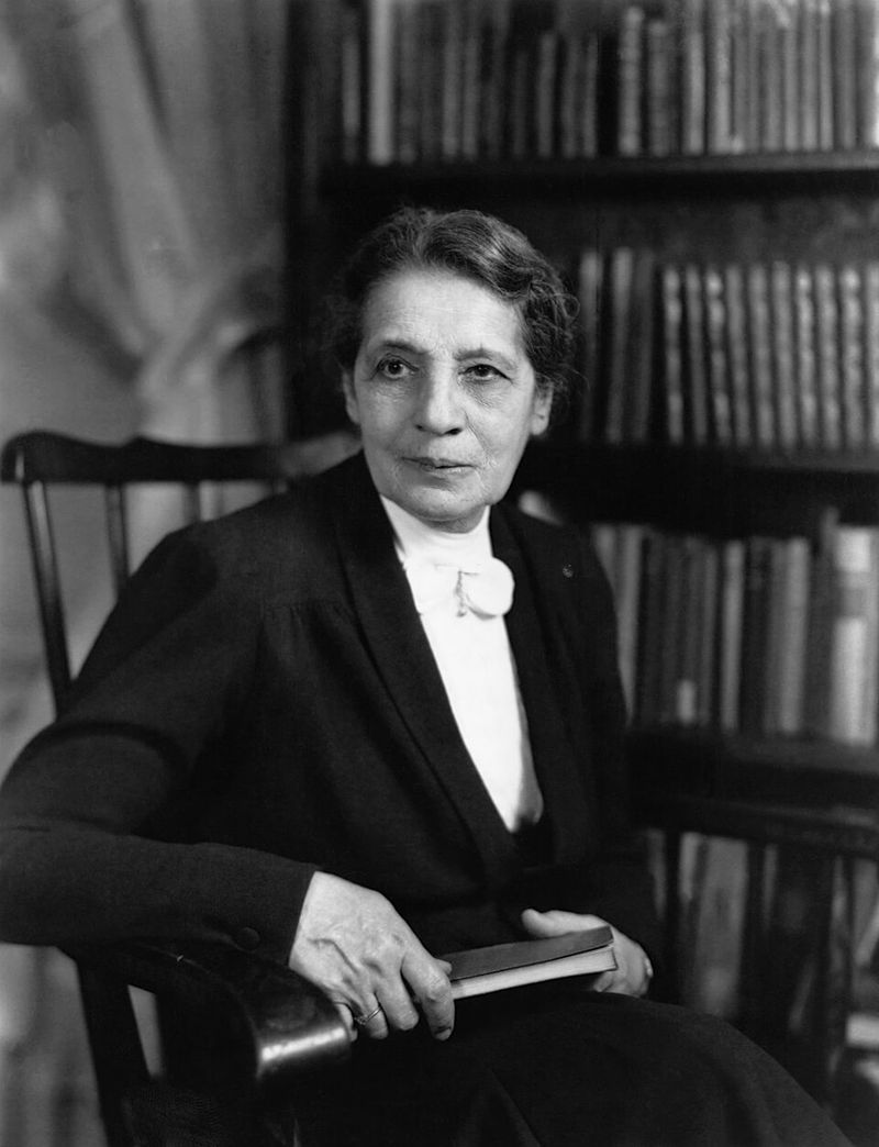 Lise Meitner - Fission Experiments Interpreter