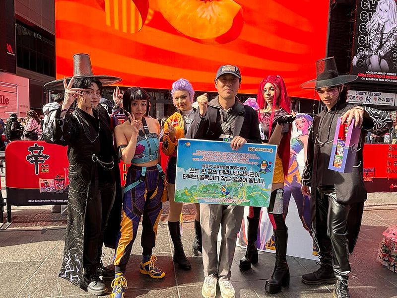 Takedown by Huntr/x vs. Saja Boys