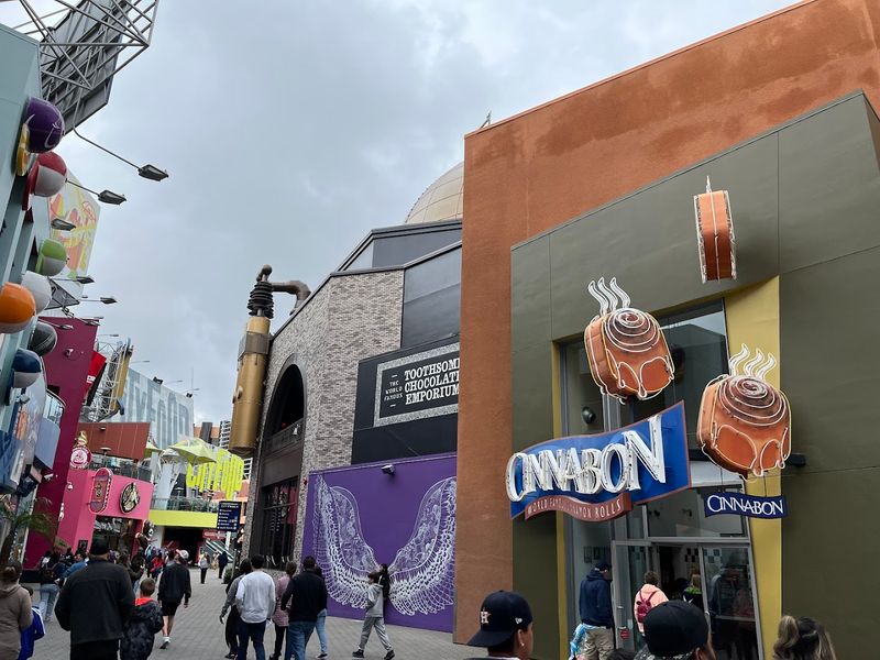 Cinnabon (CityWalk)