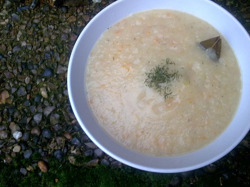 Creamy-Yet-Vegan Roasted Garlic Cauliflower Soup