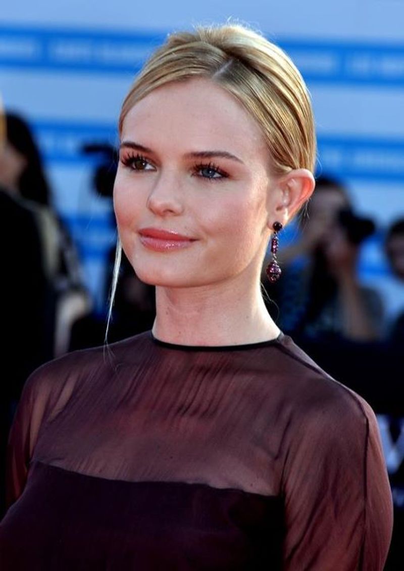 Kate Bosworth – One Blue, One Hazel