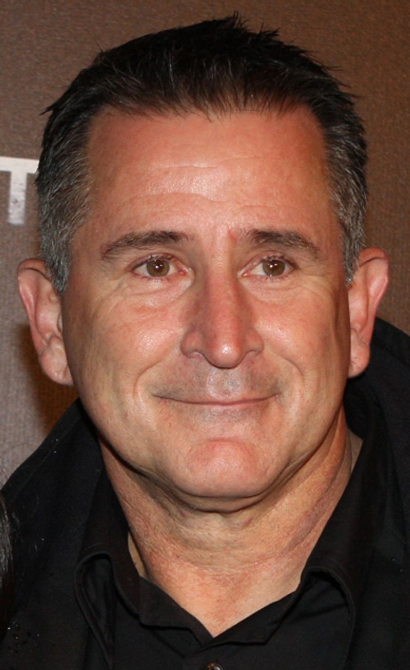 Anthony LaPaglia as Simon Moon