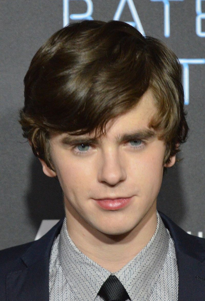 Freddie Highmore in Finding Neverland