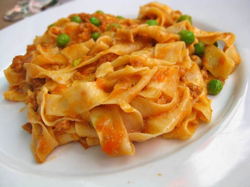 Pappardelle Al Ragù E Piselli