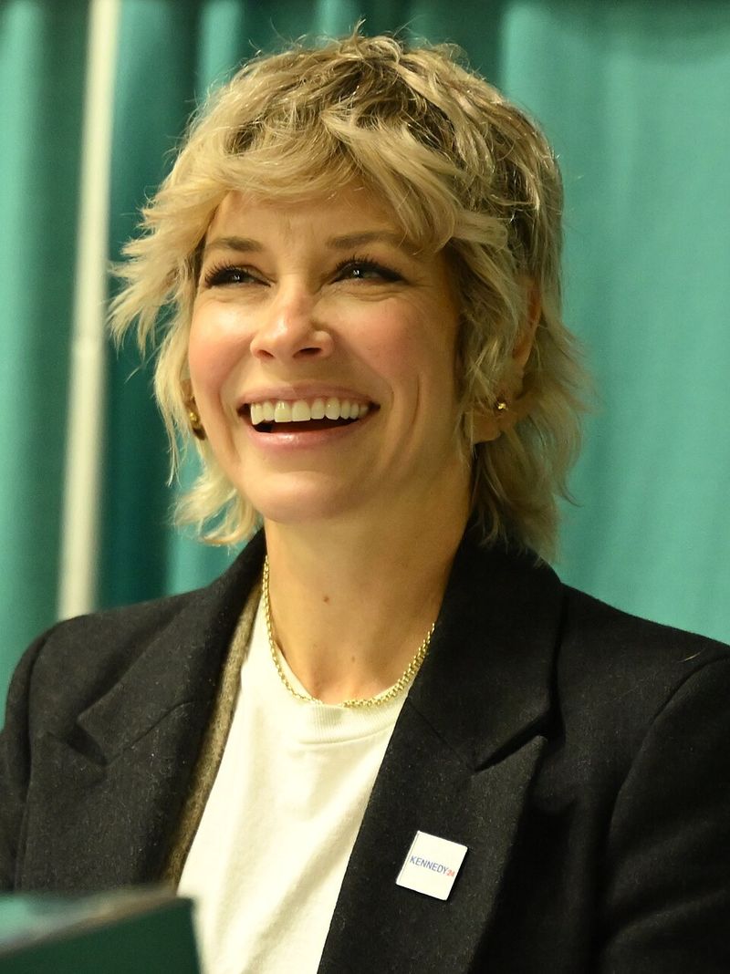 Evangeline Lilly — Approached On A Street In Kelowna