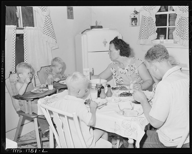 Make Family Meals Feel Orderly And Pleasant