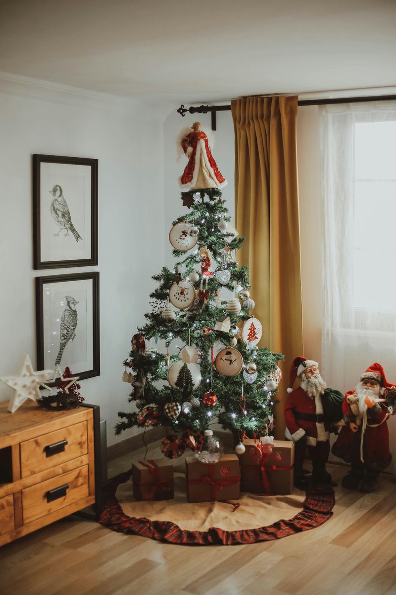 Houses Decorated Like Professional Holiday Showrooms