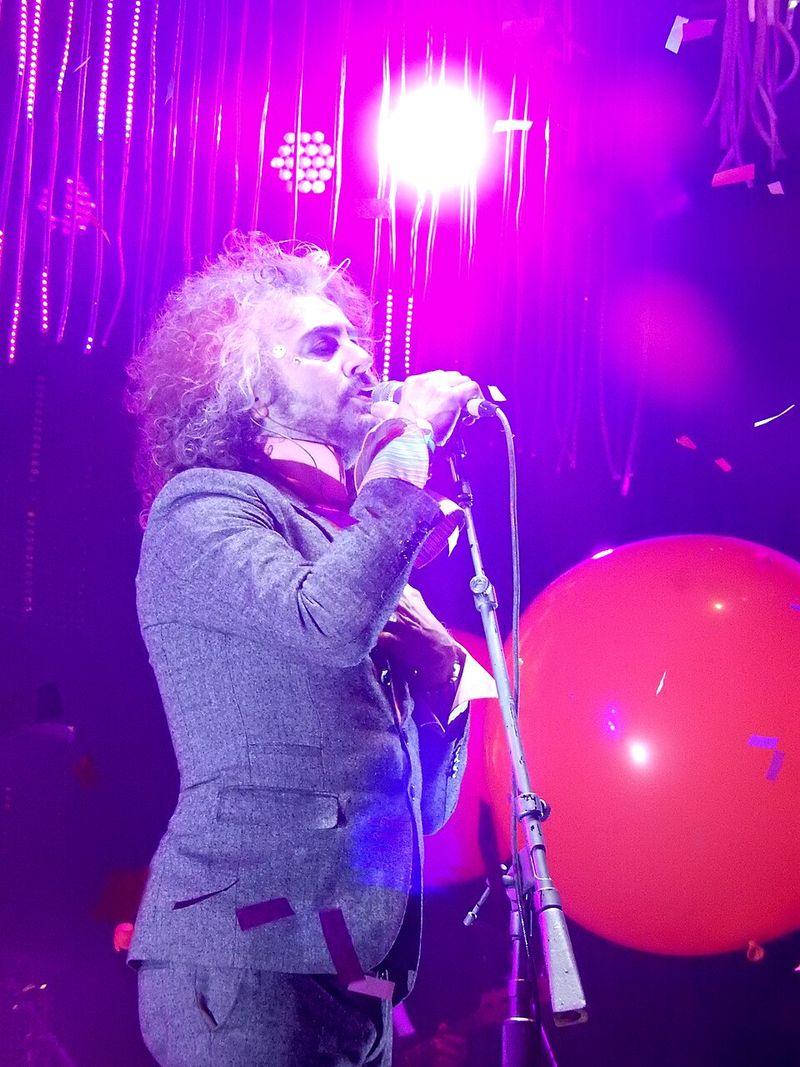 Yoshimi Battles The Pink Robots - The Flaming Lips