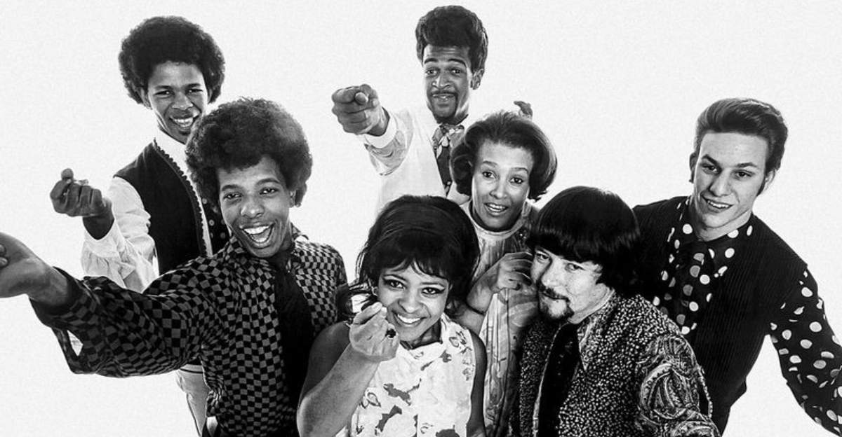 17 Famous Bands That Took The Stage With Surprisingly Large Lineups