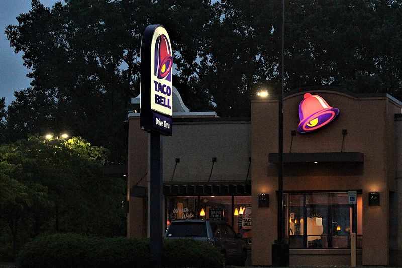 Taco Bell - Chocolate Fudge And Caramel Empanadas