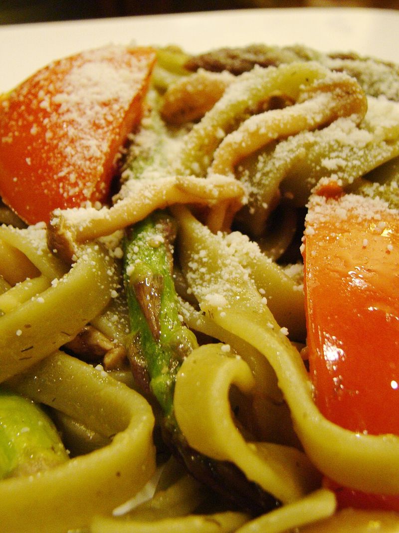 Pasta With Tomatoes And Asparagus